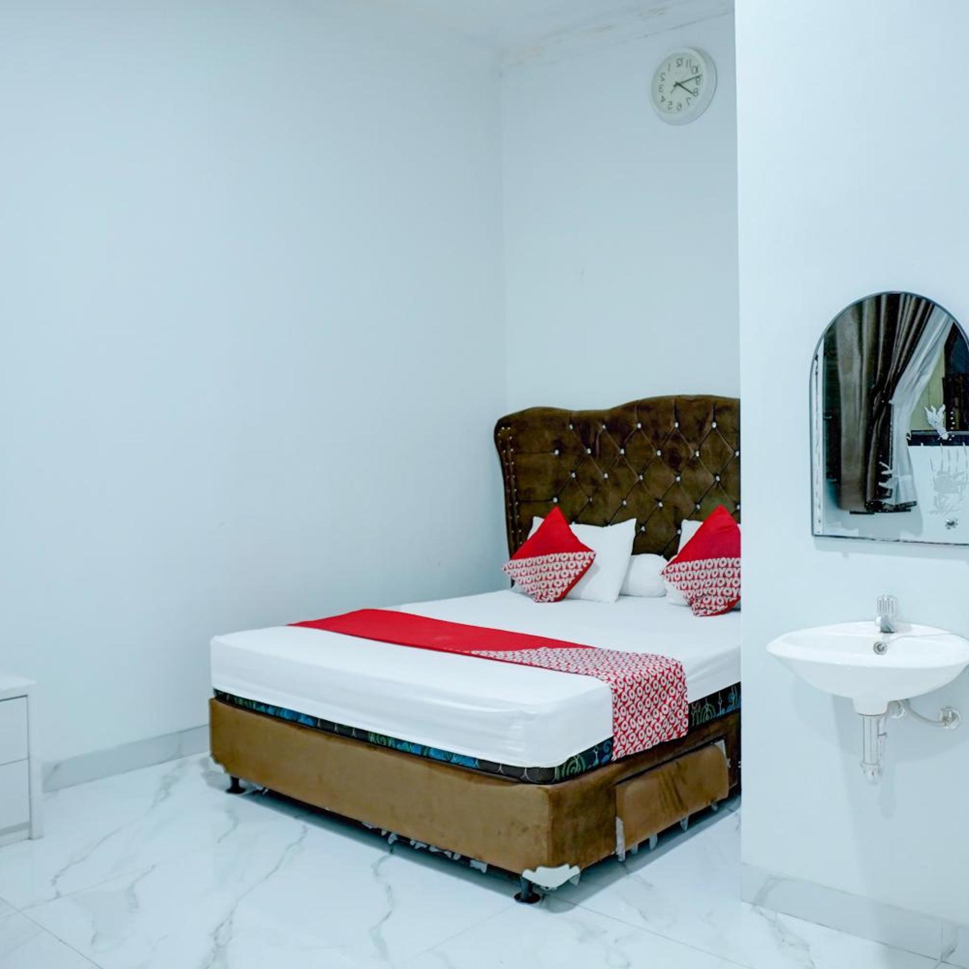 Hotel O Stasiun Cirebon Kejaksan Near Alun Alun Cirebon Formerly Family Homestay 12/27
