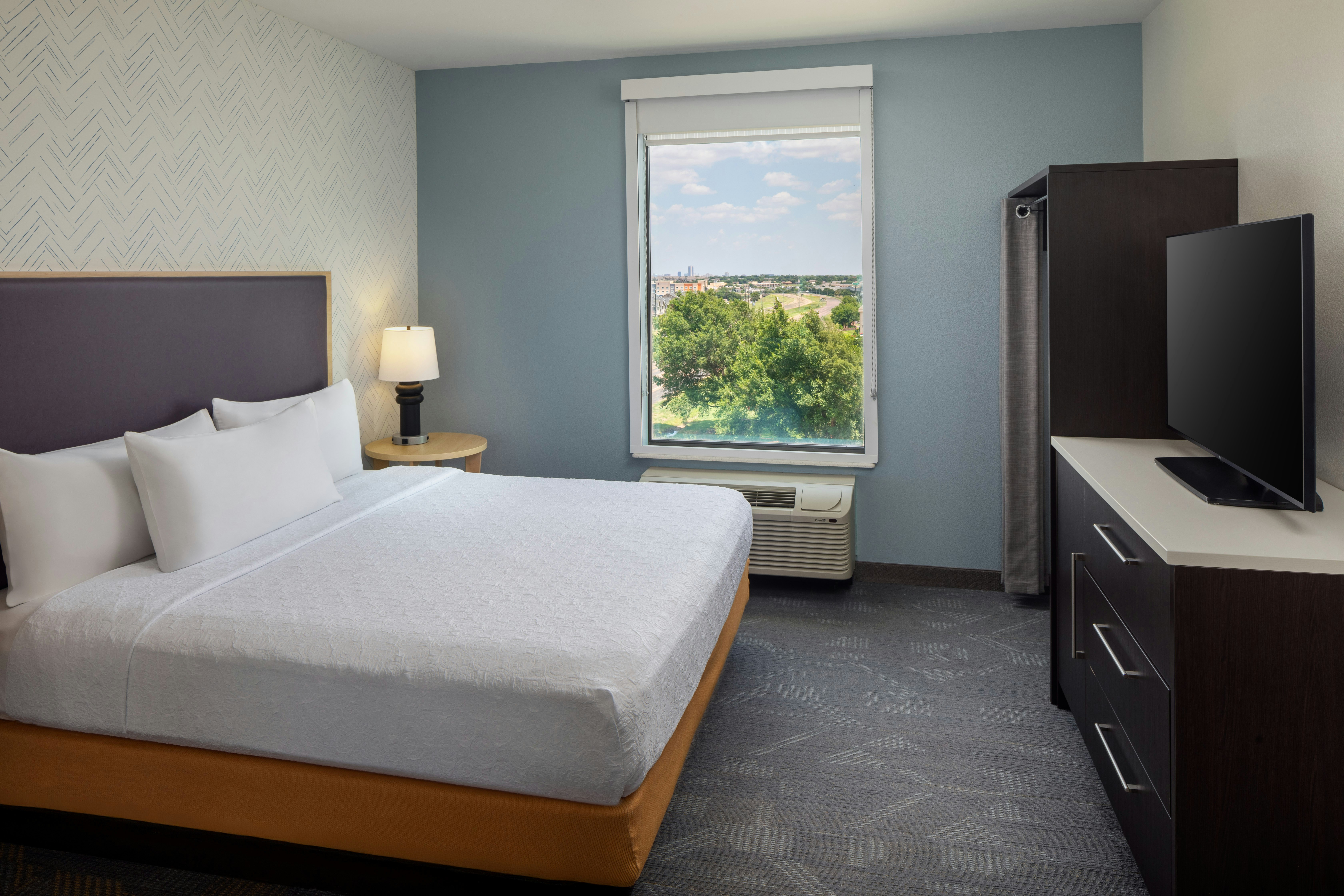 SUITE, KING BED, ACCESSIBLE