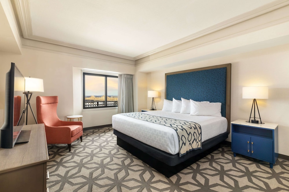 2 BEDROOMS, SUITE, KING BED, 2 QUEEN BEDS, WATER VIEW, EAST TOWER