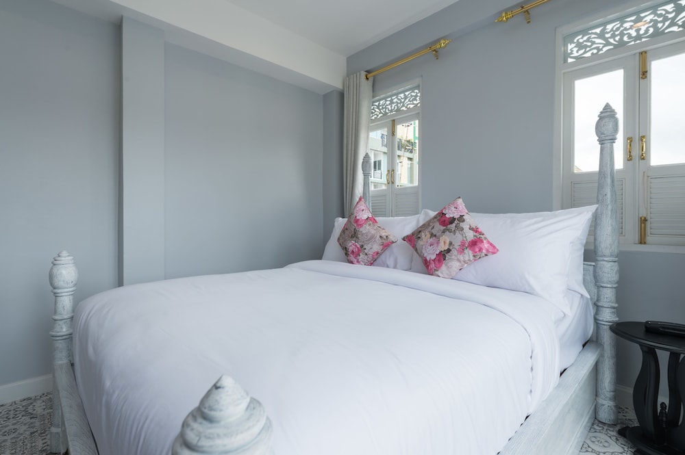 GRAND, DELUXE, DOUBLE BED