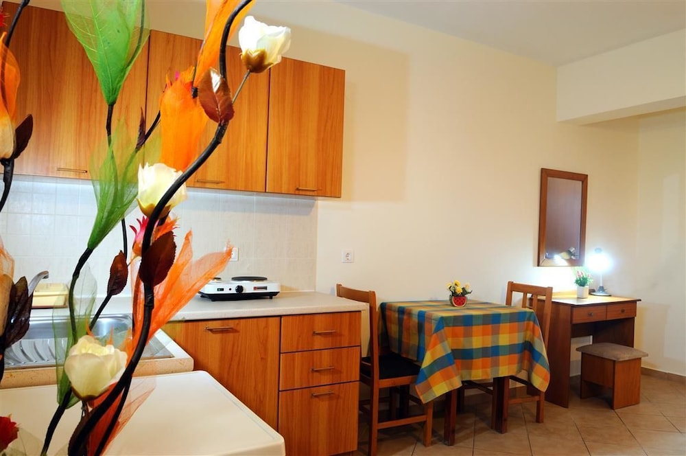 NIKOS 2 STUDIOS AND APARTMENTS 21/25