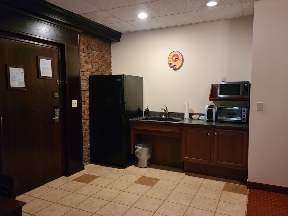 Best Western Plus Plattsburgh 1/47