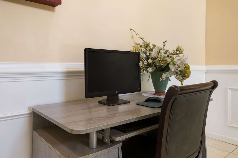 Quality Inn & Suites Greensboro near Lake Oconee 31/36