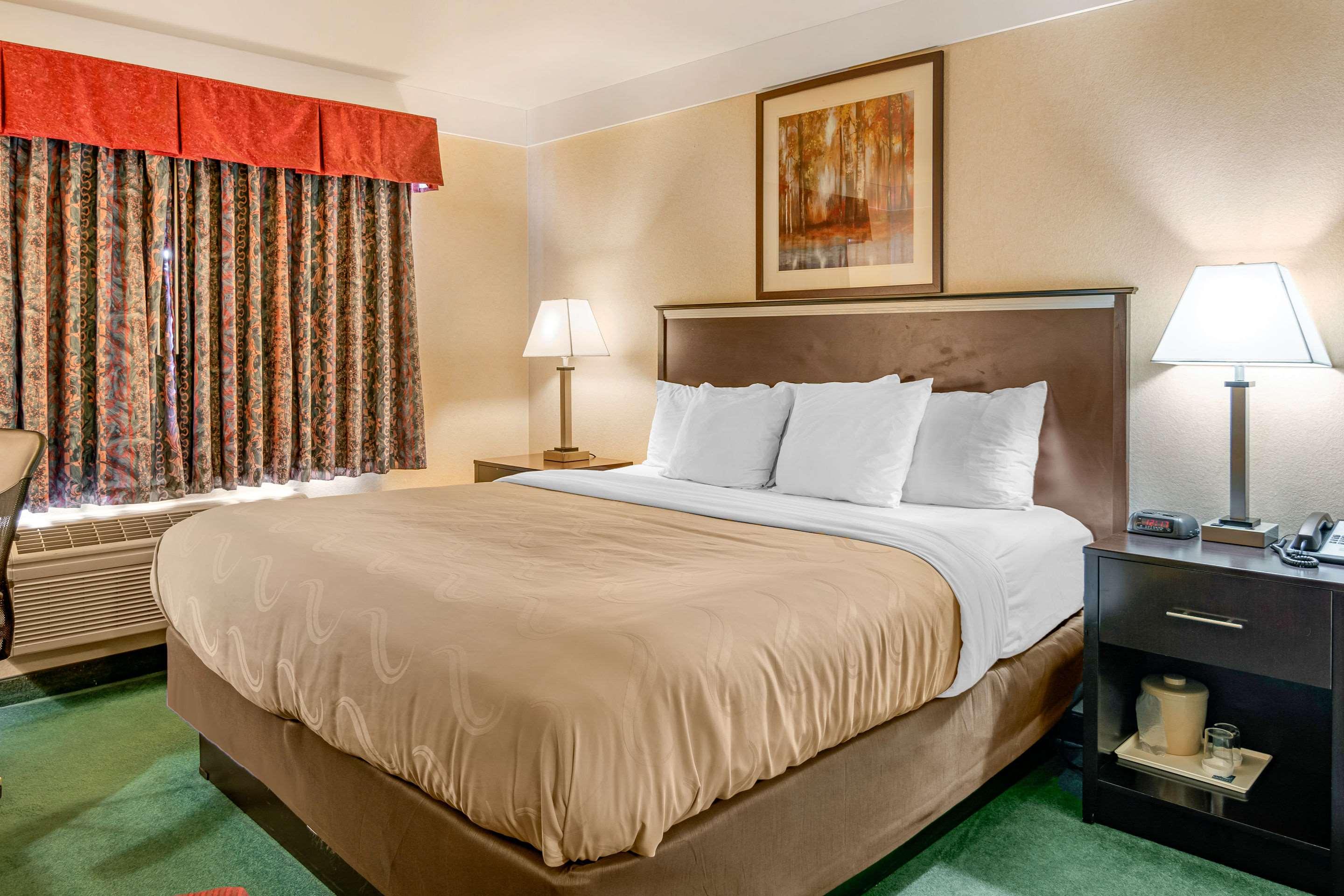 ROOM, KING BED