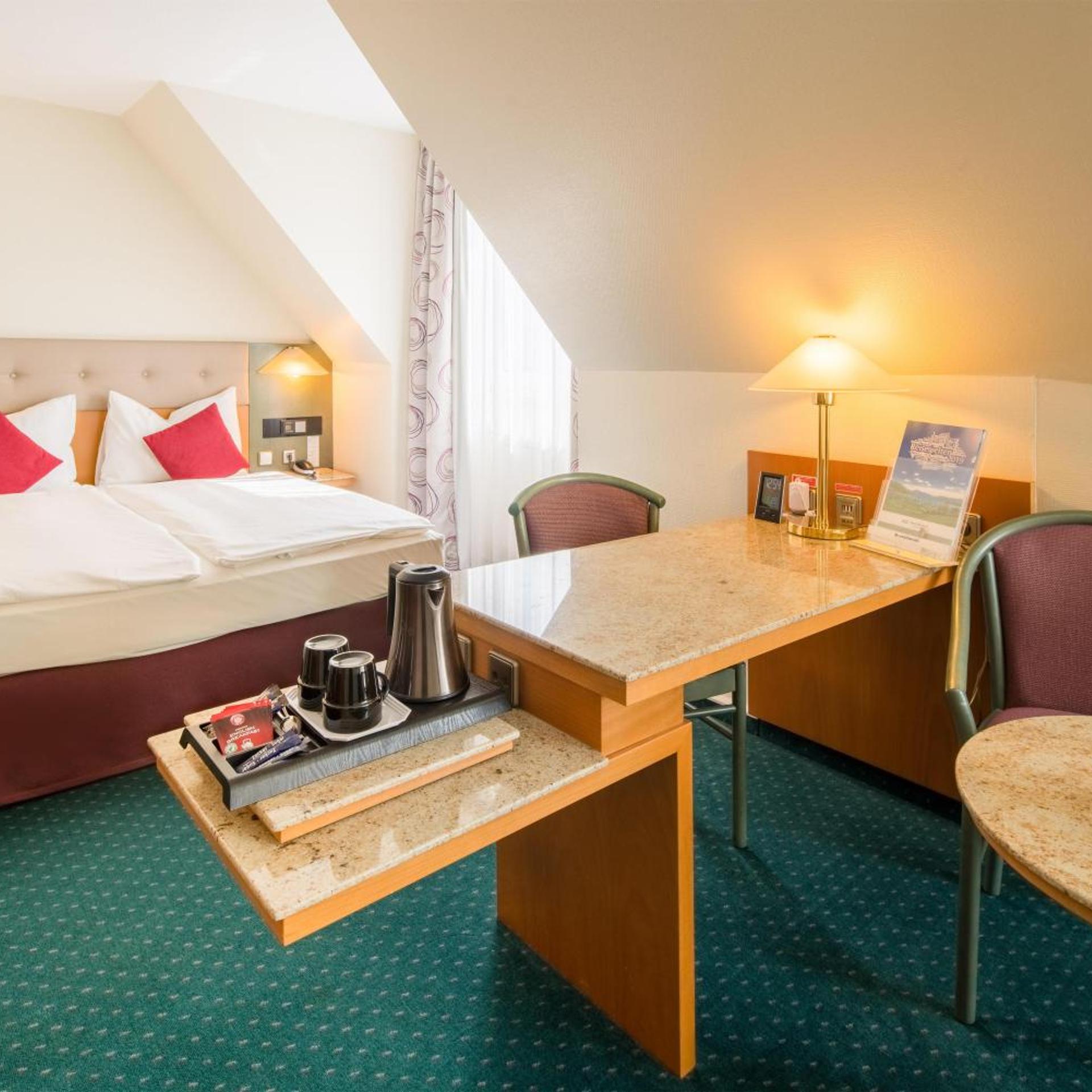 غرفة كومفورت رباعية بسرير كوين مع أريكة، Plaza Hotel Blankenburg Ditzingen Sure Hotel Collection 3/10