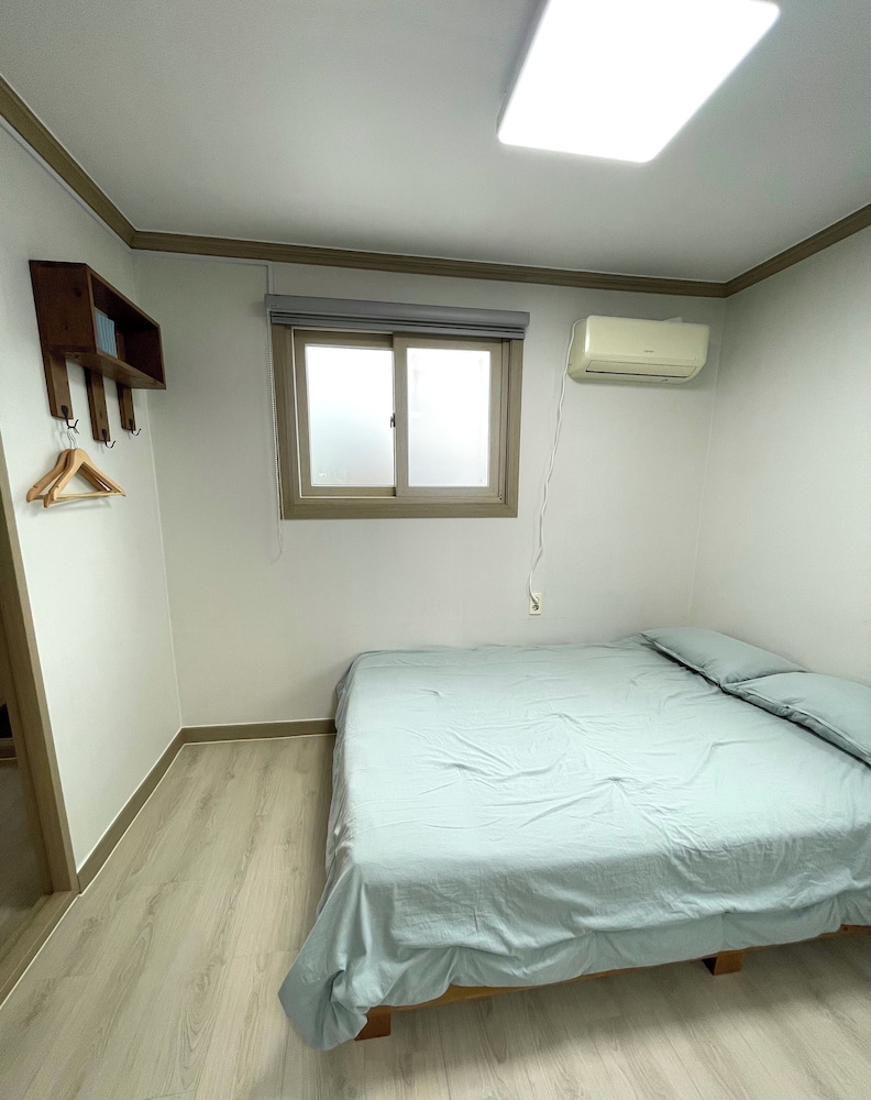 ROOM, QUADRUPLE