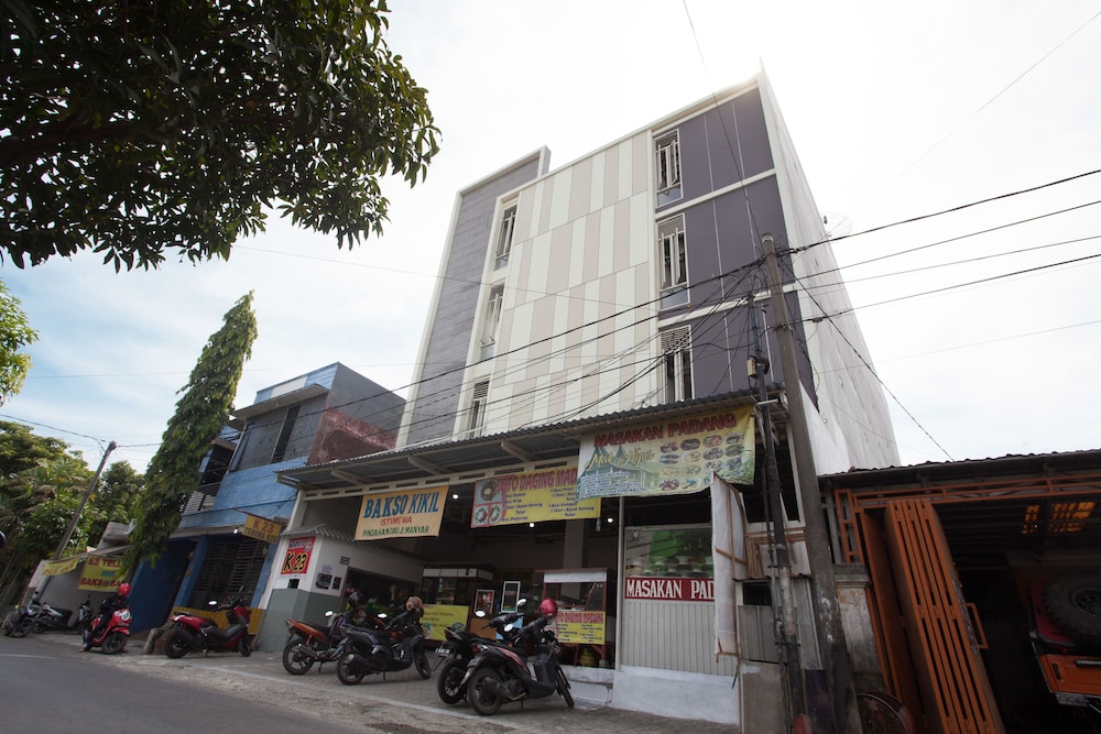 RedDoorz Plus @ K23 Rungkut Madya 1/36