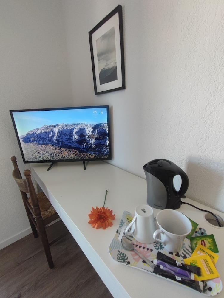 Aiglon Bylitis Hotel 11/66
