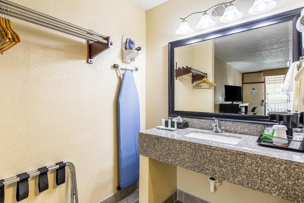 Quality Inn Forest City, NC 55/59