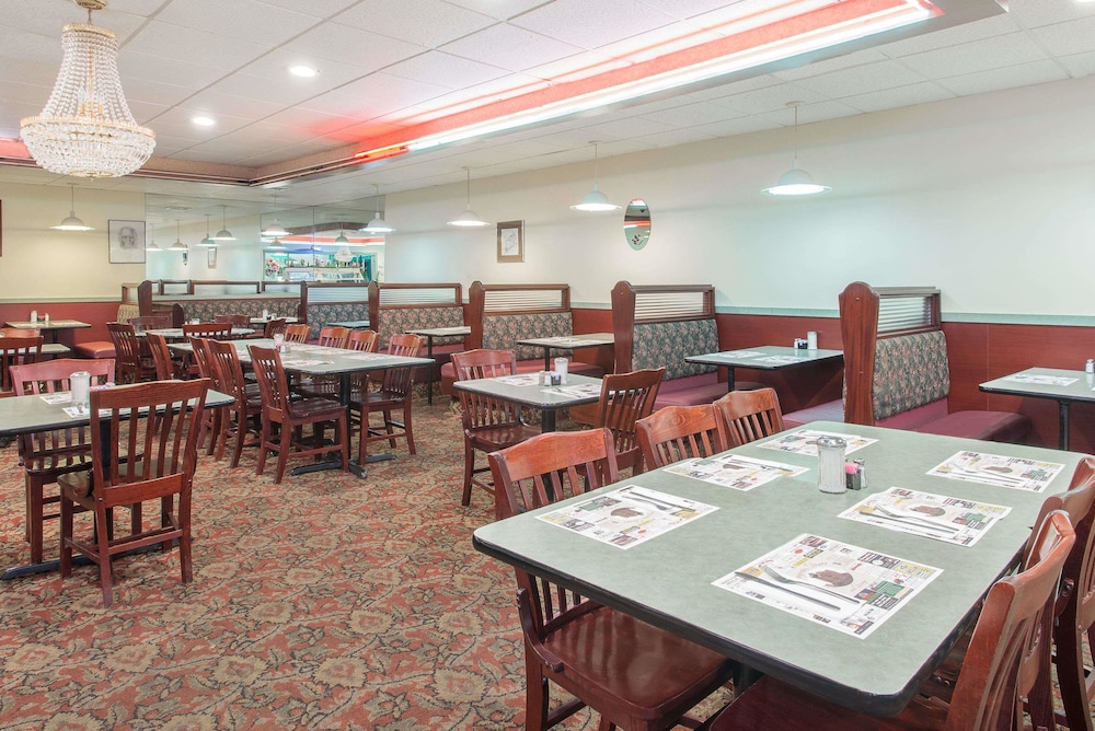 Howard Johnson by Wyndham Saugerties, NY 21/26