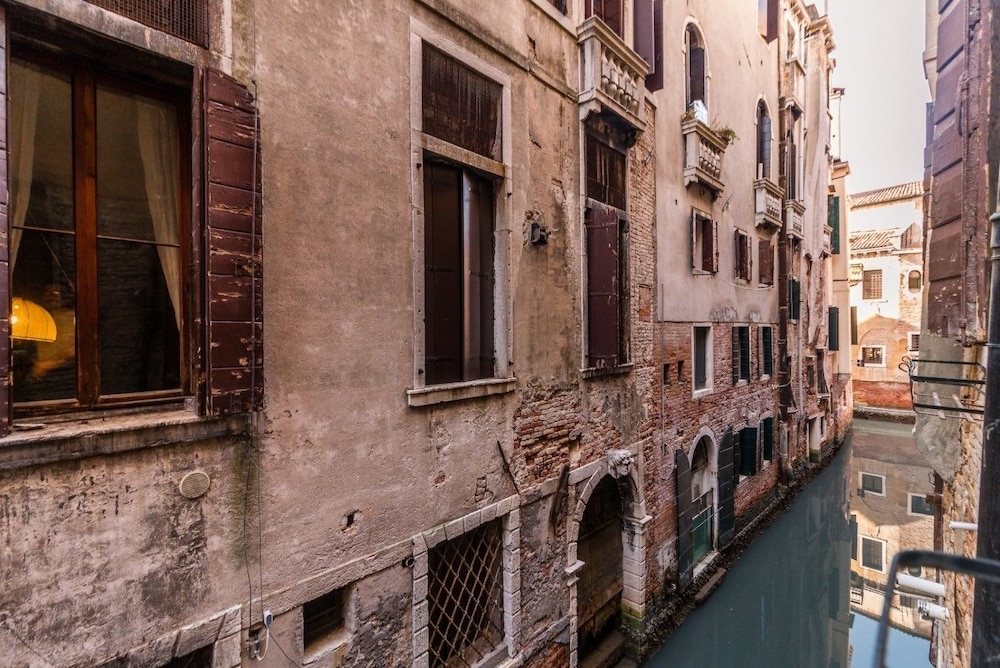 Fenice Backstage over Canal 1/38