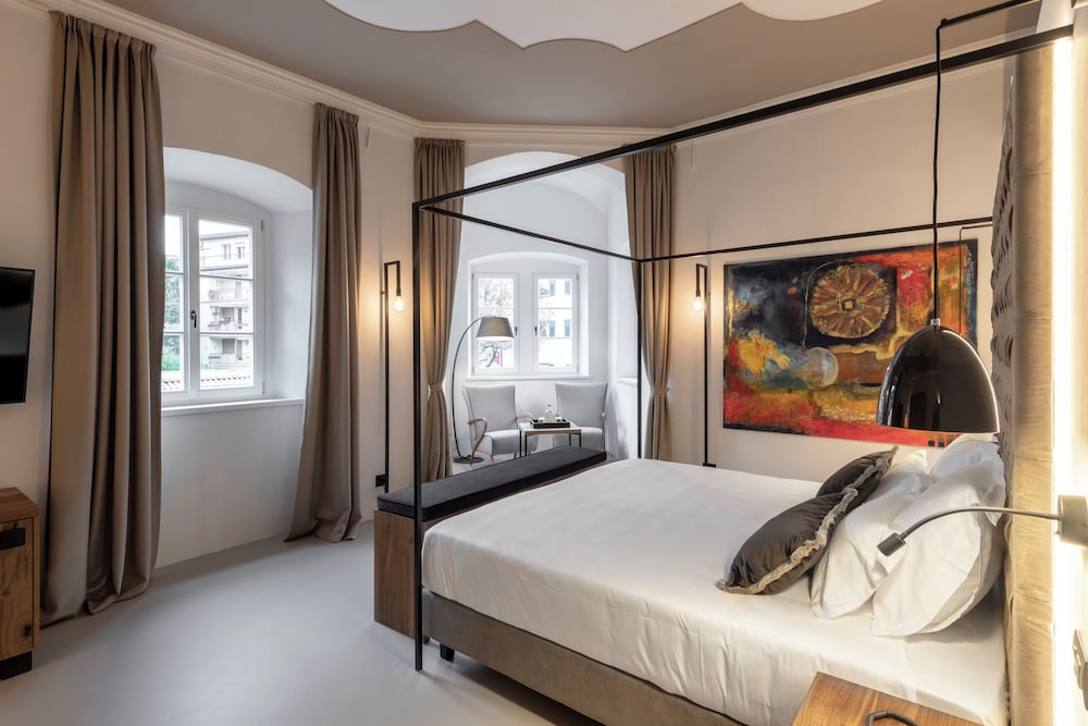 JUNIOR SUITE, KING BED