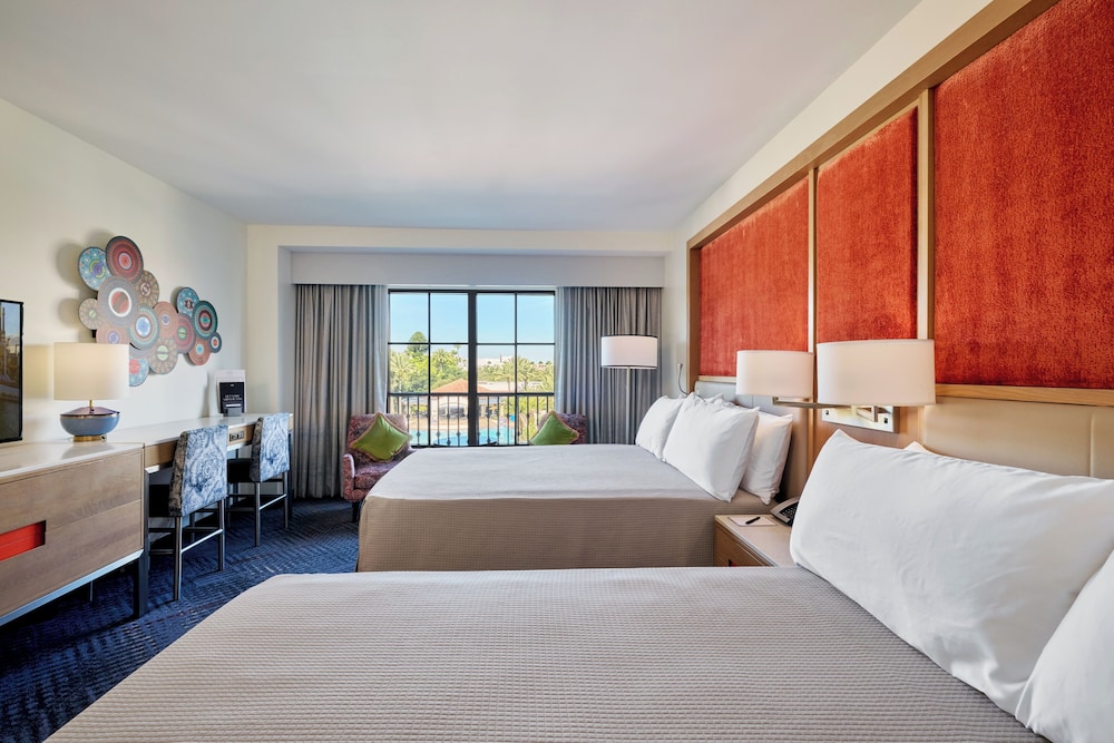 Room, 2 Queen Beds, Pool View