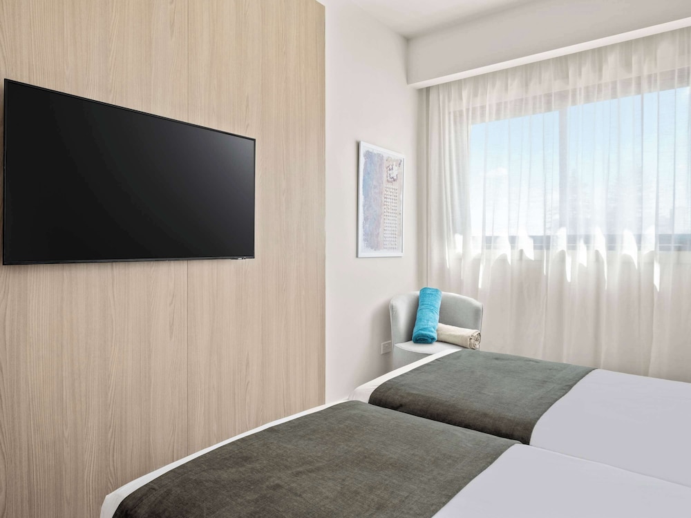 Mercure Larnaca Finikoudes Beach 55/60