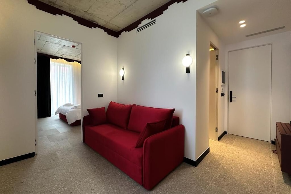 Bazaar Hotel 32/39