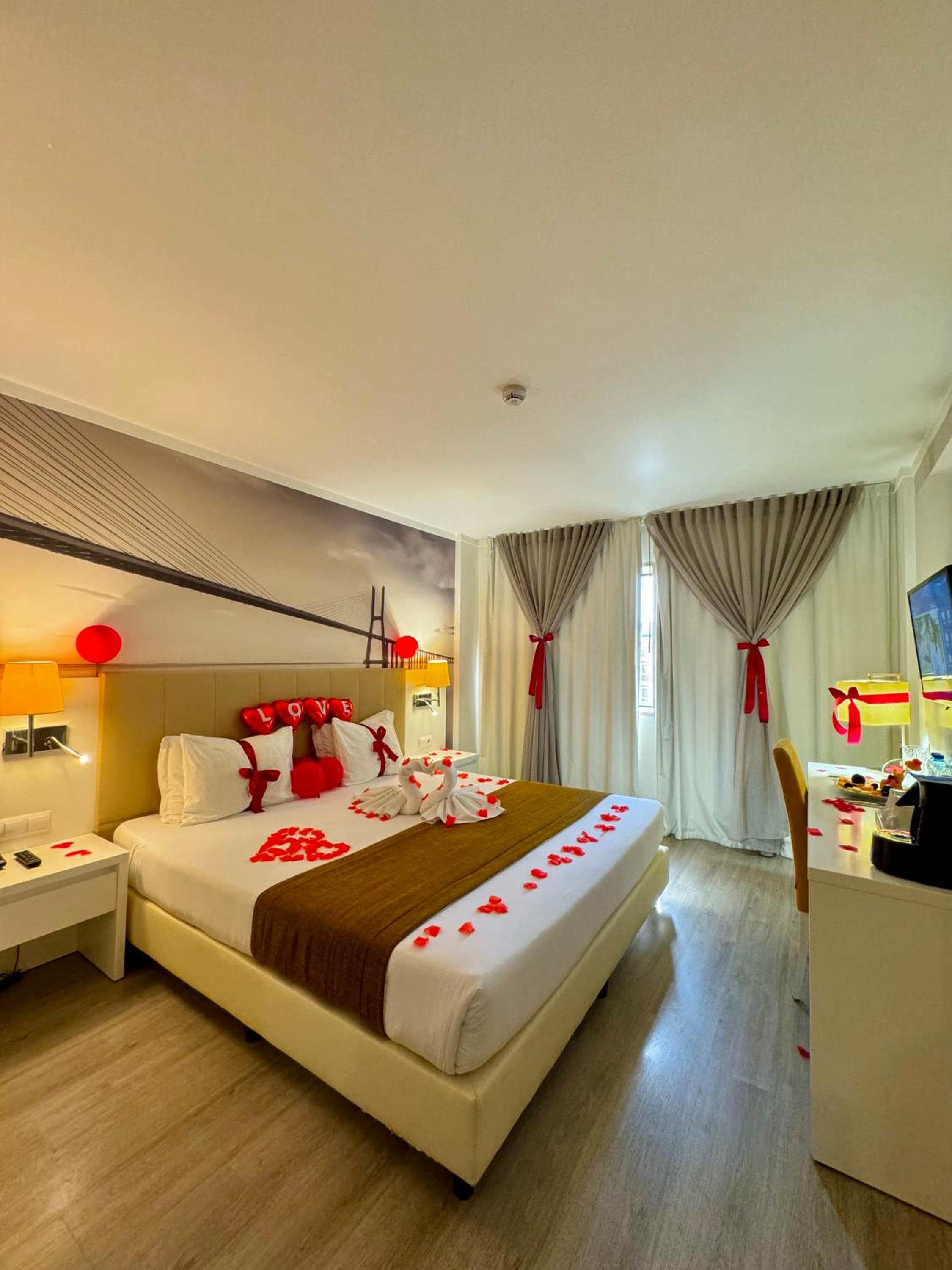 ROOM, SINGLE