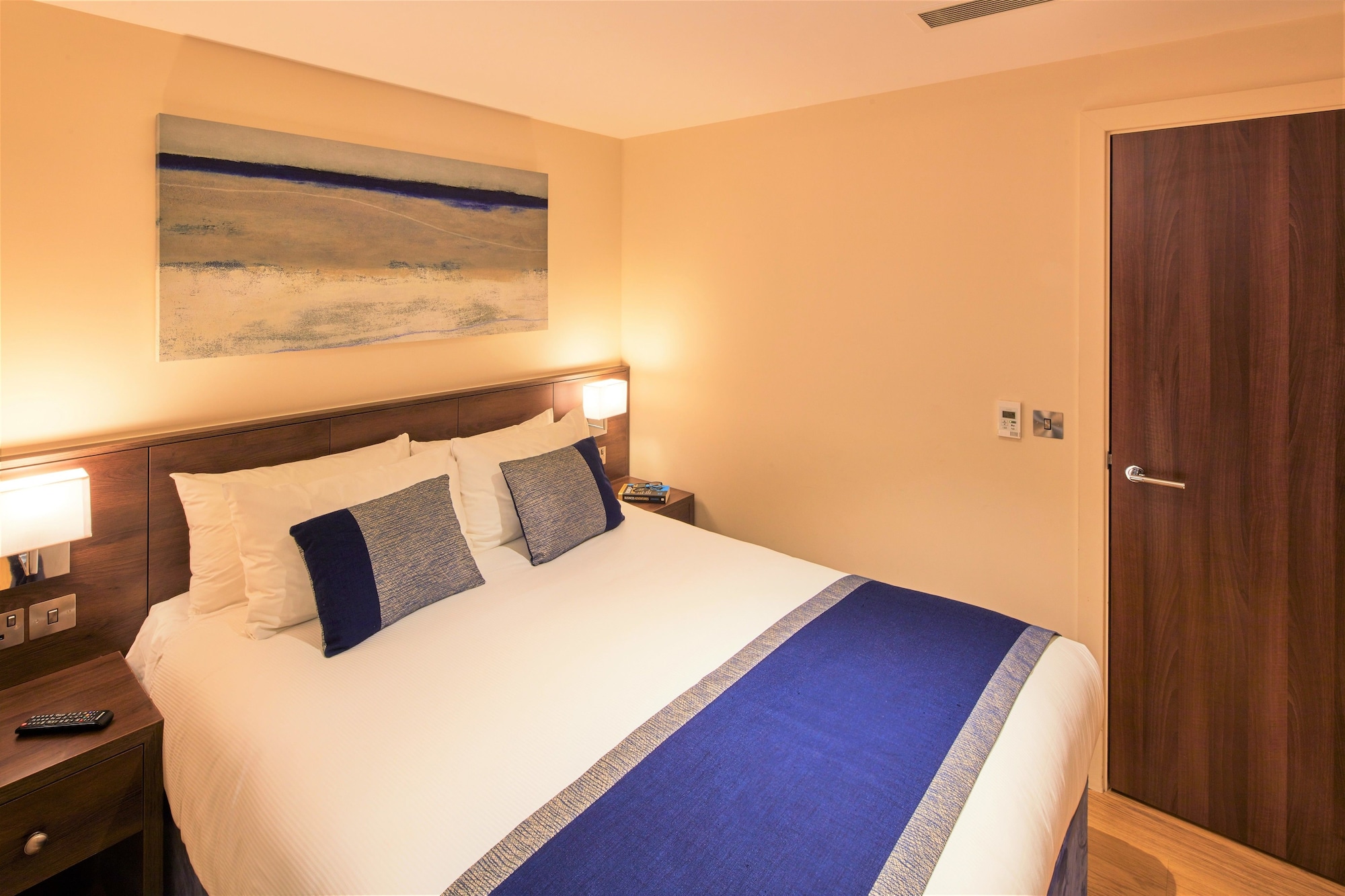 DELUXE, SUITE, QUEEN BED, SOFA