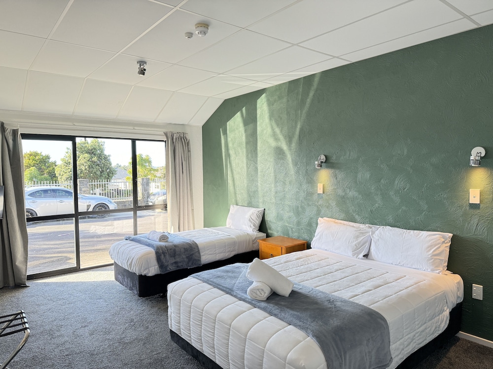 STUDIO, QUEEN BED