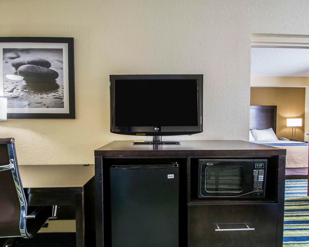 Comfort Inn & Suites Lantana - West Palm Beach South 36/40