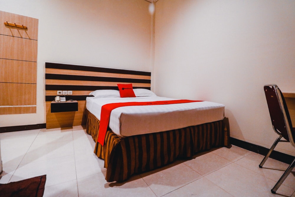 Reddoorz Plus Near Makassar Town Square 16/21