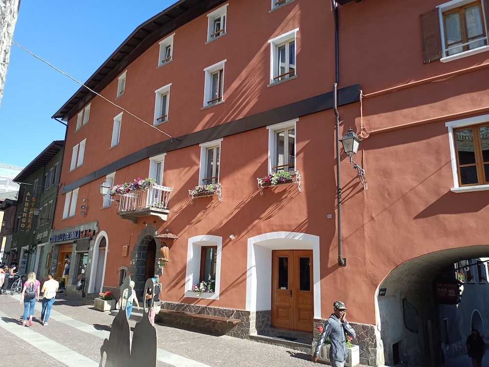 Gufo Hotel Sat Arr Dep Only 2/47
