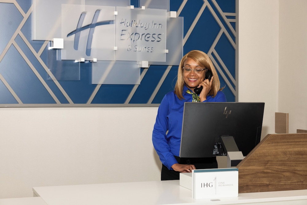Holiday Inn Express Hotel and Suites Columbus At Northlake 11/57