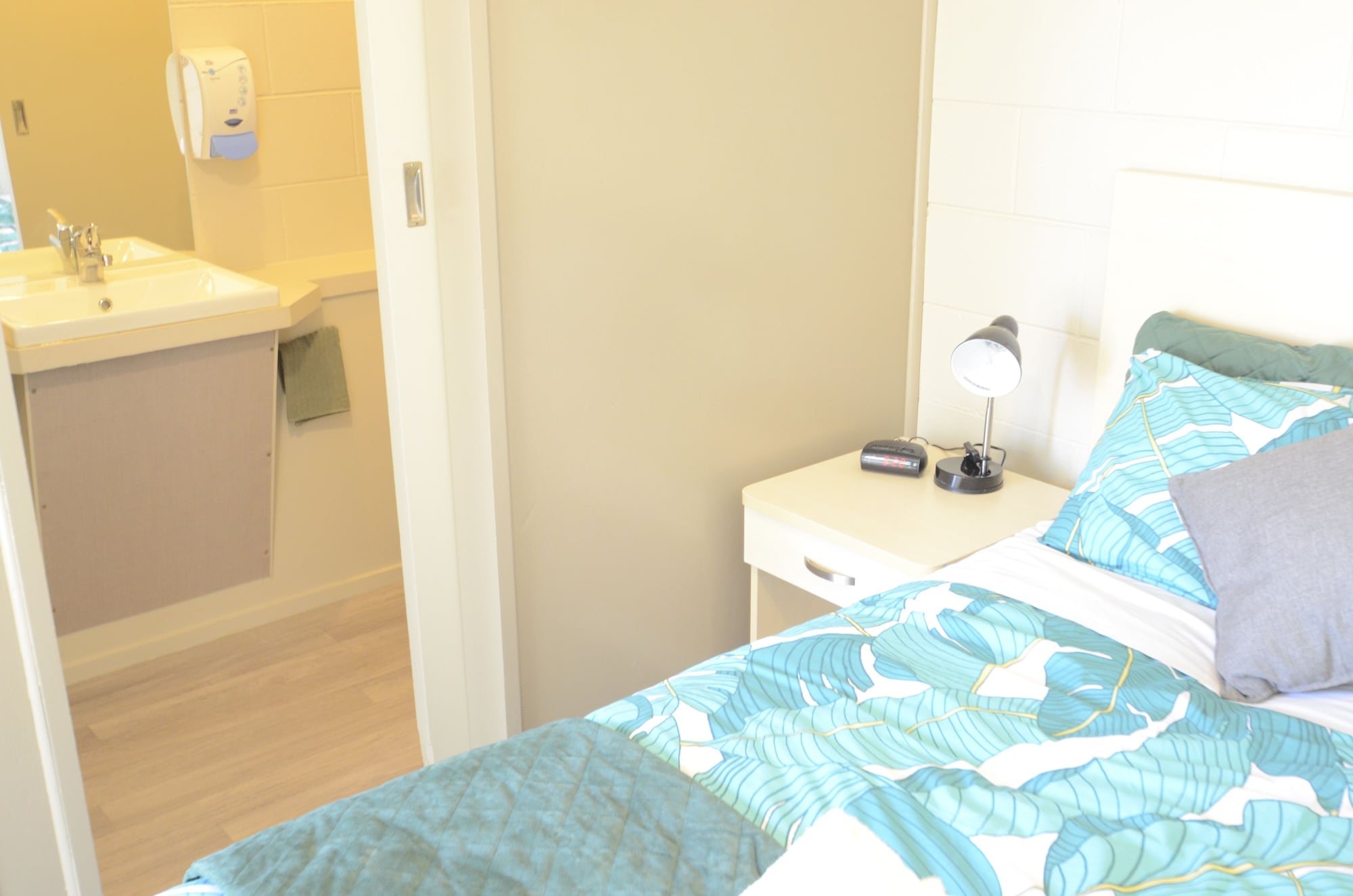 ROOM, DOUBLE BED