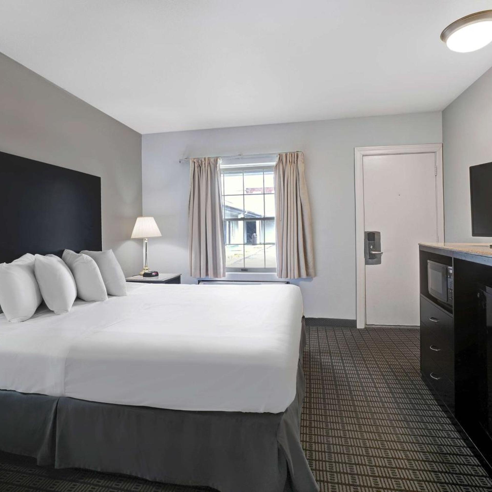 1 King Bed - Mobility Acc Tub Smk Micfridge