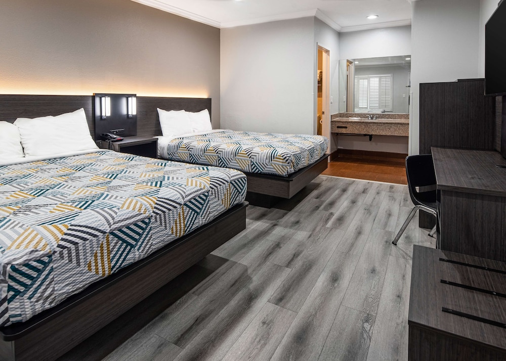 STANDARD, 2 QUEEN BEDS