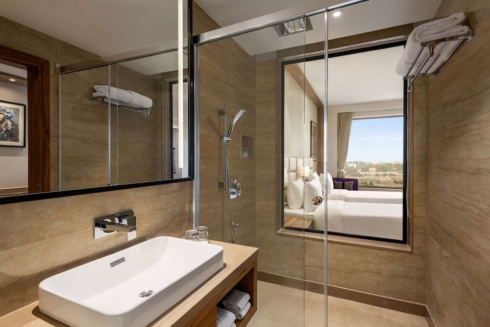 غرفة ديلوكس بسرير كينج، Ramada Encore by Wyndham Amritsar Airport 5/5