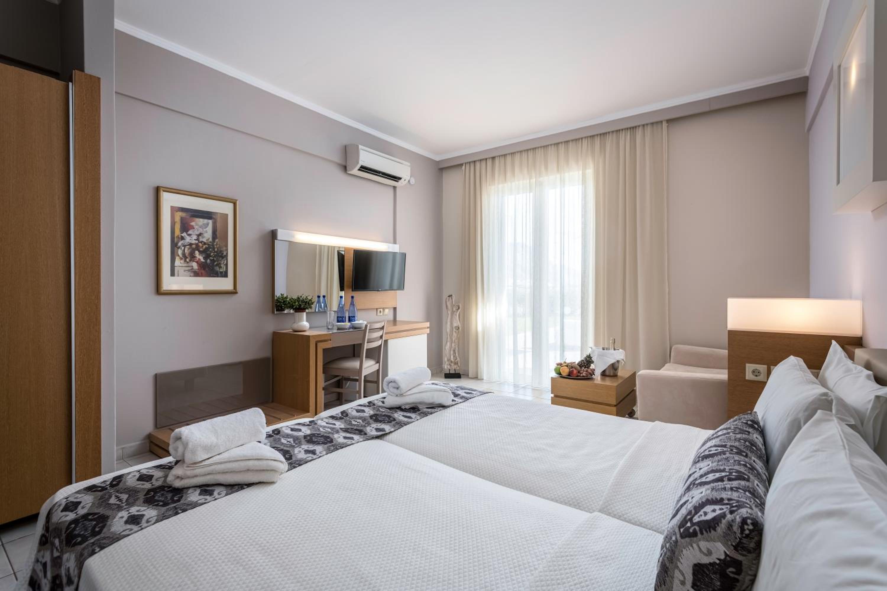 Room, Double or Twin Bed, Pool Access