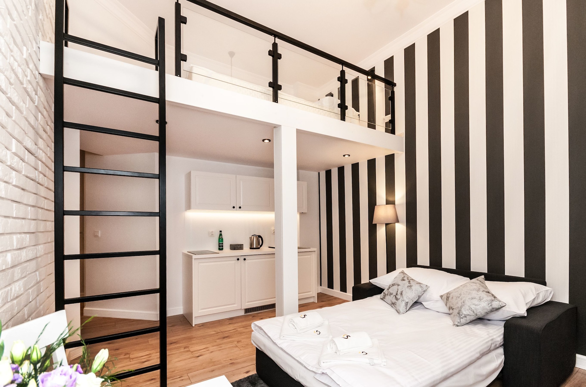 1 BEDROOM, WHITE, COMFORT, STUDIO, SUITE, KITCHENETTE