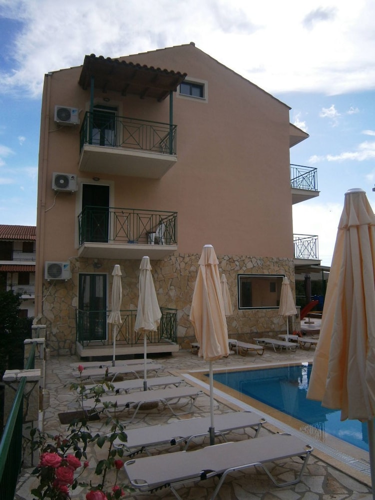 Petros Studios 3/41