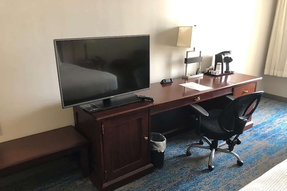 Ramada by Wyndham Cleveland Independence 43/56