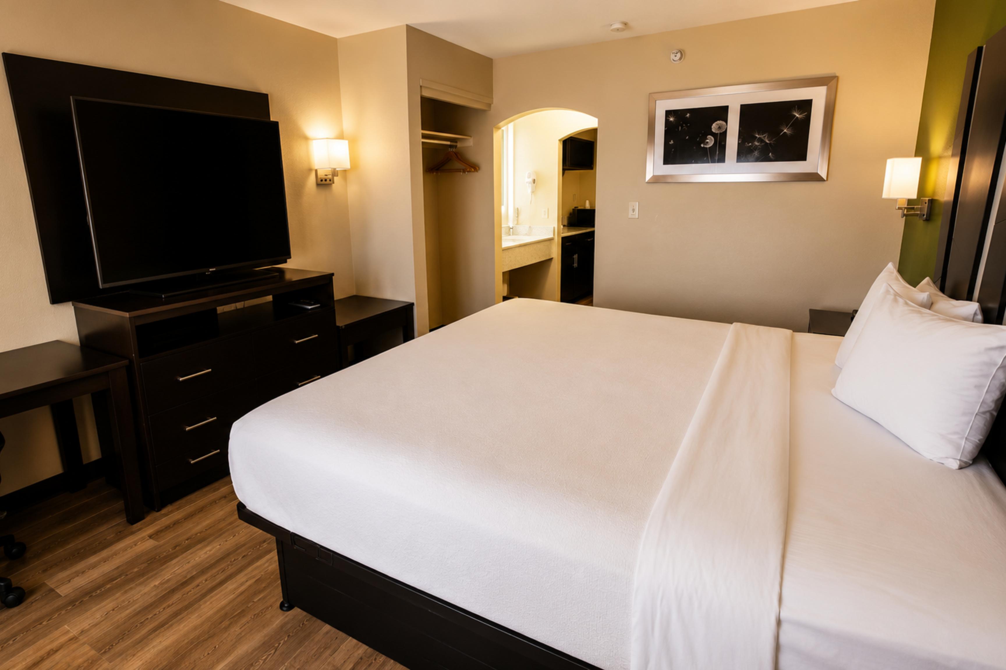 Room at OYO Sunport Suites Albuquerque Airport, ALBUQUERQUE - NM