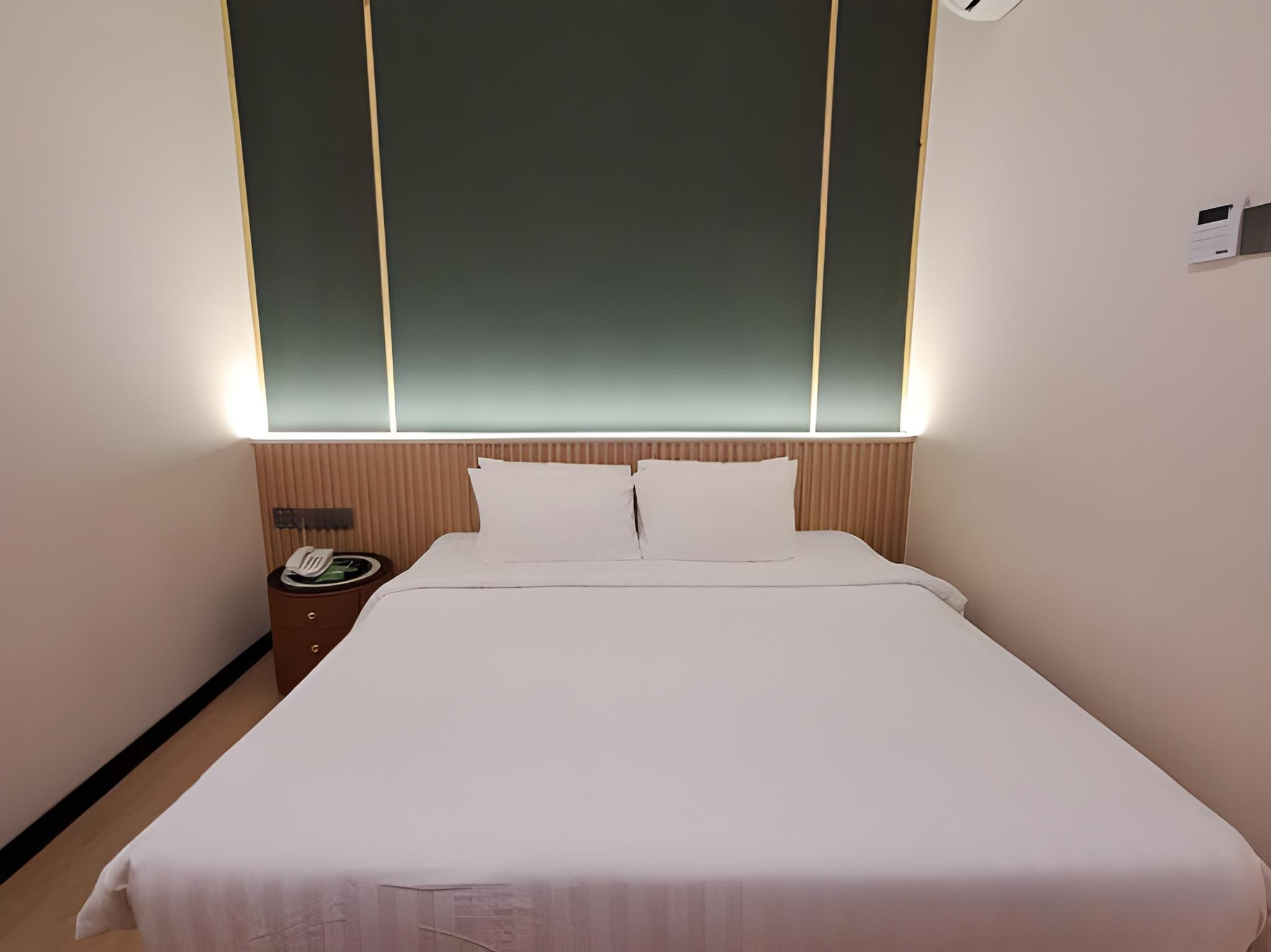 Executive, King Bed, No Window