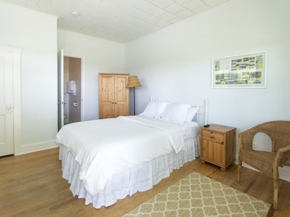 Beach House, Superior, Single, Queen Bed, Pool View, Private Bathroom