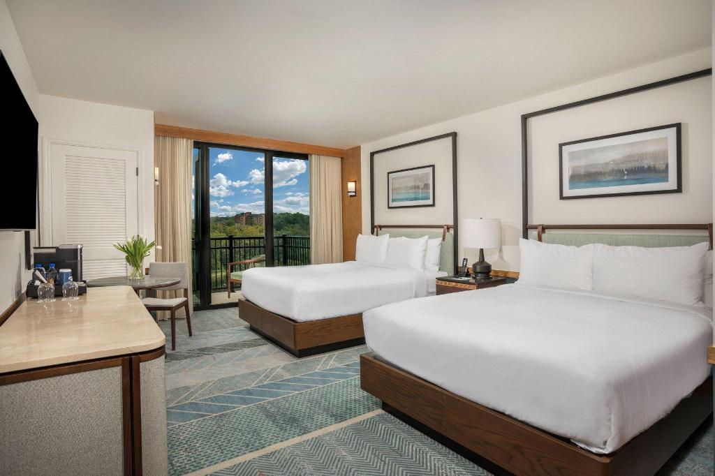 Guest Room, 1 Double and 2 Queen Beds, 2 Queen Beds, Lake View, Balcony