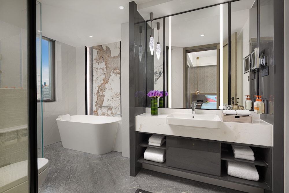 Crowne Plaza Shanghai Nanjing Road, an IHG hotel 70/71