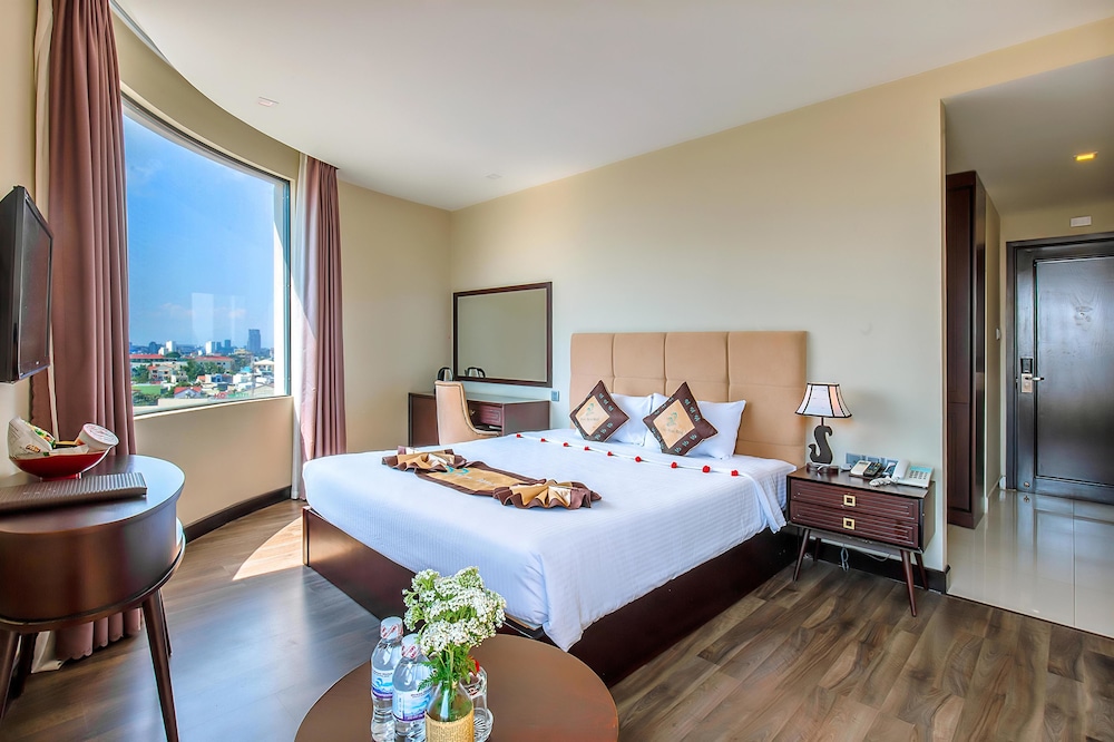 DELUXE, QUEEN BED, CITY VIEW