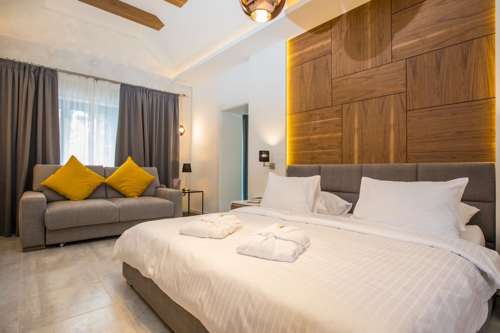 Diamond, Yellow, Comfort, Queen Bed, Terrace