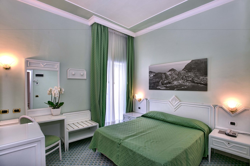 ROOM, DOUBLE OR TWIN BED, GROUND FLOOR