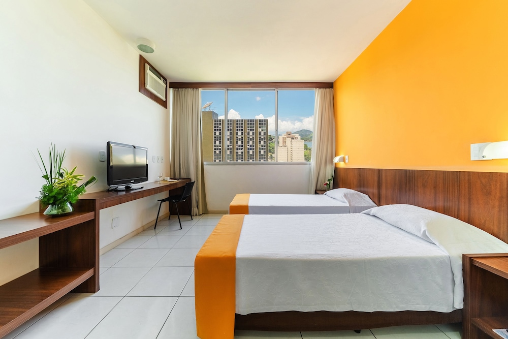 ROOM, TWIN BEDS