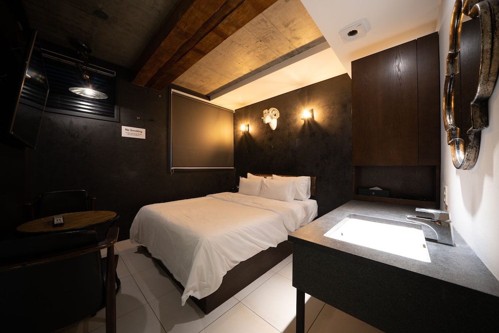 H Avenue Hotel 6/69