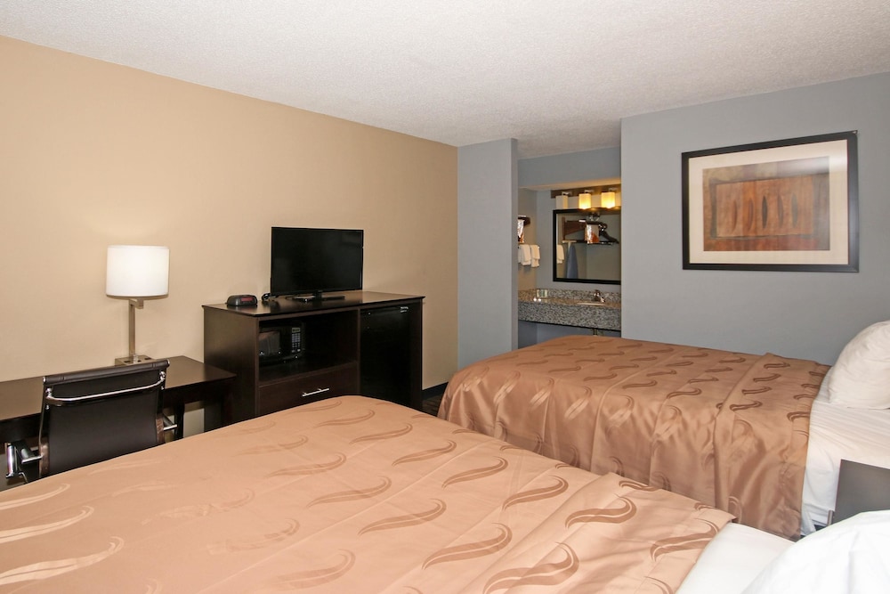 Quality Inn Clinton - Laurens I-26 10/30