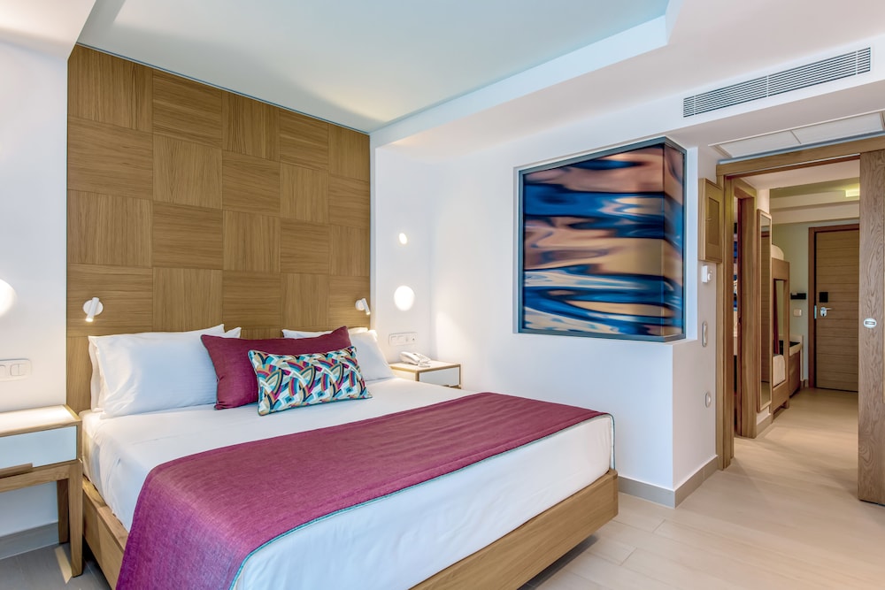 Family, Queen and Twin Beds, Pool or Sea View