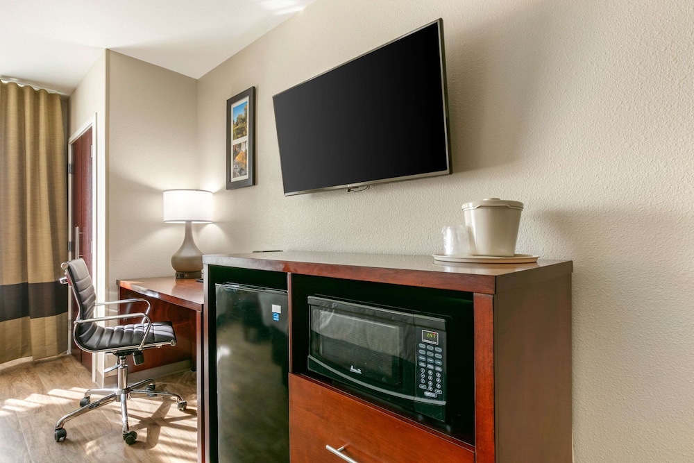 Comfort Inn and Suites Van Buren Fort Smith 25/40