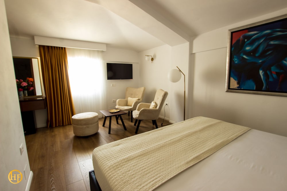 HOTEL FANTASY 14/24