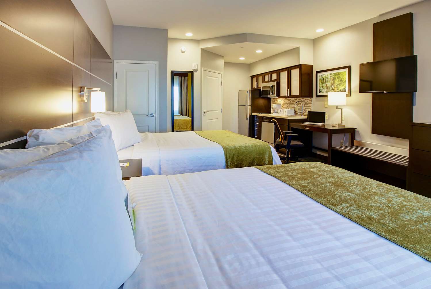 Days Inn & Suites by Wyndham Port Arthur 8/22