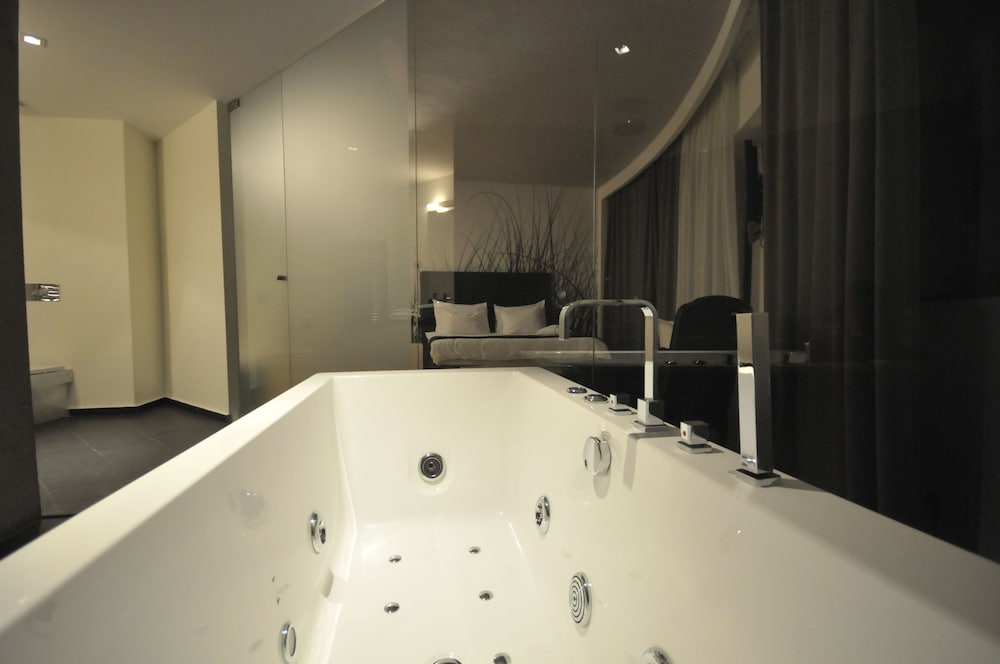 SARROGLIA HOTEL 39/40